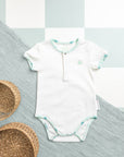 Face Avant du Body bébé Samé de la marque Bobo Bassari, avec un design inspiré de motifs africains, en coton doux, adapté pour les nouveaux-nés.