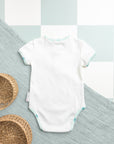 Face arrière du Body bébé Samé de la marque Bobo Bassari, avec un design inspiré de motifs africains, en coton doux, adapté pour les nouveaux-nés.