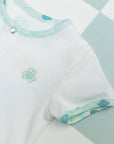 Flanc droit du Body bébé Samé de la marque Bobo Bassari, avec un design inspiré de motifs africains, en coton doux, adapté pour les nouveaux-nés.
