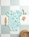 Vue de face du body bébé imprimé "Samé", mettant en avant ses motifs africains et ses détails soignés