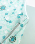 Vue du flanc droit de la gigoteuse bébé été imprimée Samé de Bobo Bassari, mettant en évidence la fermeture éclair pratique pour un habillage facile et sécurisé