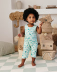Bébé debout portant la combinaison bébé été imprimée Samé de Bobo Bassari, avec des motifs africains et une coupe légère adaptée aux beaux jours