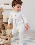 Un enfant en train de se lever, portant le pyjama bébé été col imprimé Samé de Bobo Bassari, avec des motifs vibrants et un design confortable