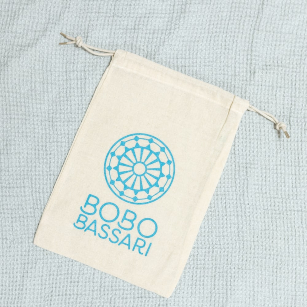 Pochette cadeau BOBO BASSARI Taille M, vue de face, avec un design élégant et des finitions soignées, idéale pour sublimer vos cadeaux