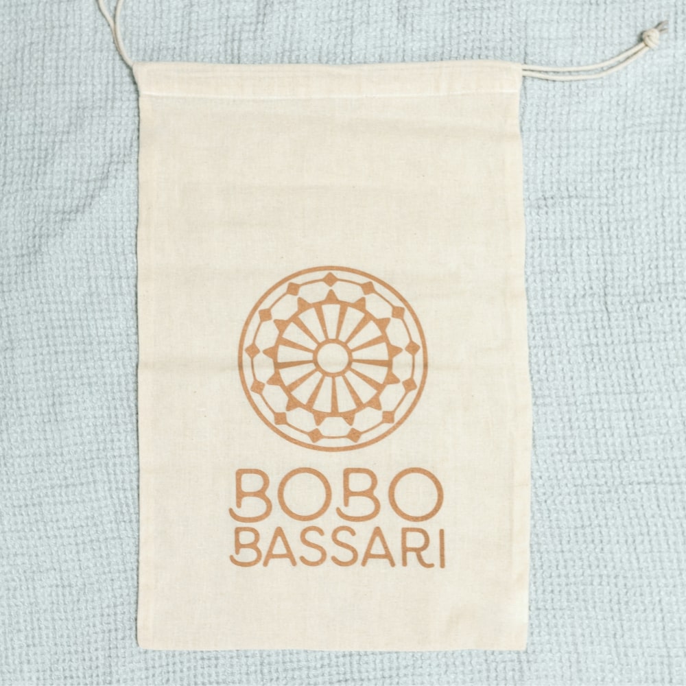 Pochette cadeau BOBO BASSARI Taille L, vue de face, avec un design élégant et des finitions soignées, idéale pour sublimer vos cadeaux